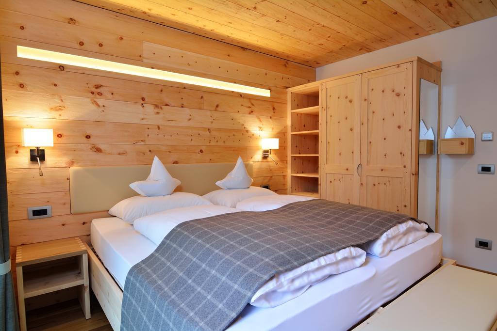 Chalet Elisabeth Dolomites Alpin & Charme Otel Selva di Val Gardena Oda fotoğraf